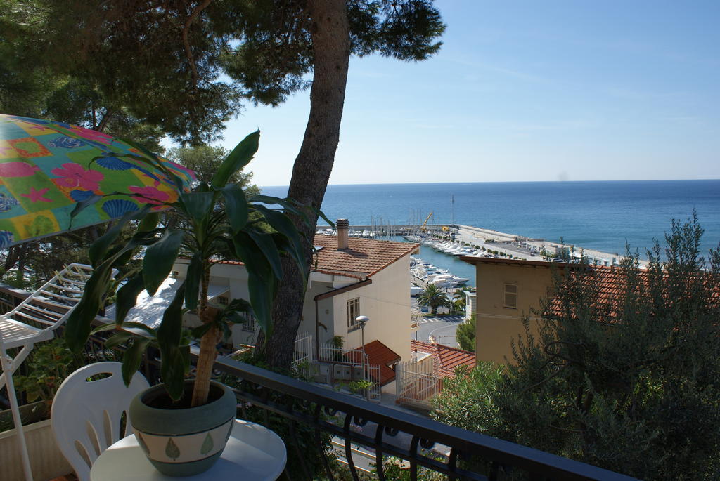 Appartamenti La Pineta Marina dʼMarina dʼAndora Chambre photo